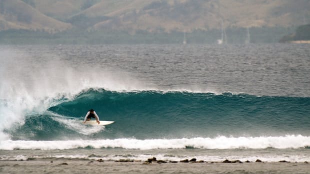 william-finnegan-barbarian-days-surfing-book-review-960.jpg